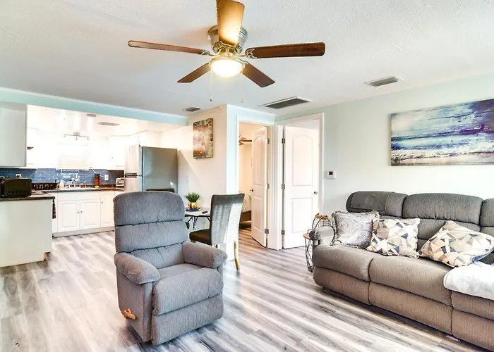 3 Mi To Beach: Remodeled Seminole Apt W/ Yard!